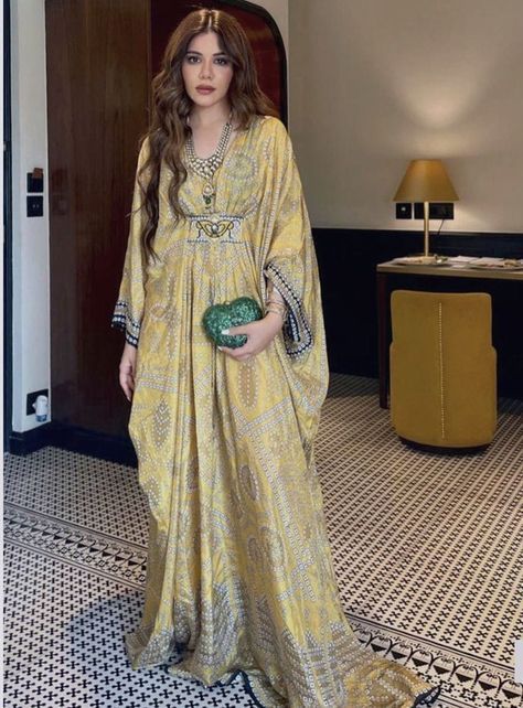 Party wear dresses ideas Modest Haldi Outfits, Casual Kaftan Dress, Kaftan Designs, Velvet Dress Designs, Crochet Cable, Pakistani Fancy Dresses, Beautiful Pakistani Dresses, Salwar Kamiz, Mode Abaya