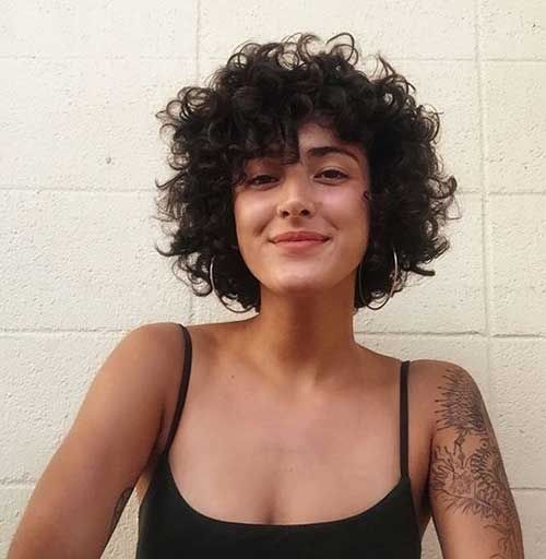 Short Curly Haircuts, Short Curls, Growing Out Short Hair Styles, Haircuts For Curly Hair, Curly Hair Inspiration, Trending Hairstyles, Winter Trends, Curly Hair Cuts, Short Curly Hair