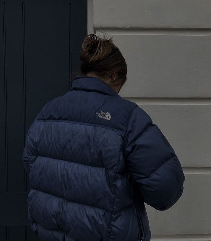 Dark Blue North Face Puffer, Dark Blue Puffer Jacket Outfit, Navy Puffer Jacket Outfit, Short Puffer Jacket Outfit, Navy Blue Jacket Outfit, Puffer Jacket Outfit Aesthetic, Blue Puffer Jacket Outfit, North Face Aesthetic, North Face Puffer Outfit