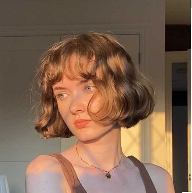 Short Wavy Haircuts Round Face, Parisian Bob Blonde, Short Chic Haircuts, Make Your Hair Look Shorter, French Bob Curly Hair, Wavy French Bob, 70s Short Hairstyles, Parisian Bob, Wavy Bob With Bangs