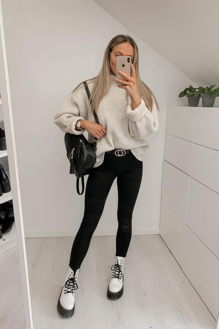 White Dr Martens Outfit, Combat Boot Outfits, Combat Boot Outfit, White Boots Outfit, White Combat Boots, Dr Martens Outfit, Outfit Botas, Casual College Outfits, Stylish Outfit