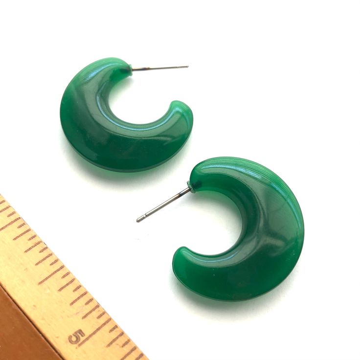 Elegant emerald green lucite hoop earrings made with vintage parts. Make a statement with these Art Deco style hoop earrings. Light-weight vintage lucite makes the perfect statement. Each measures approximately 1.1" or 28mm in diameter. Good sized statement earrings that you'll be sure to grab from your accessories collection all the time! Earrings are made with vintage lucite parts that were made in Rhode Island in the 1960's - early 80's by Best Plastics. We hand-set them with surgical steel e Emerald Green Art, Flat Hoop Earrings, Green Art Deco, Surgical Steel Earrings, Vintage Lucite, Accessories Collection, Green Art, Art Deco Style, Deco Style