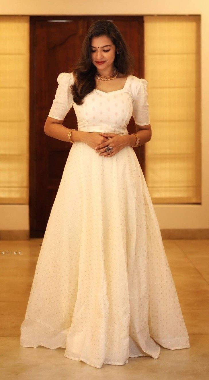 Traditional Dresses In Kerala, Skirt Design Traditional, Kerala Saree Outfit Ideas, Onam Style Lehenga, Lehanga Simple Designs, Skirt And Top Neck Designs, White Lehanga Ideas, Off White Half Saree, Skirt And Top Ideas Indian