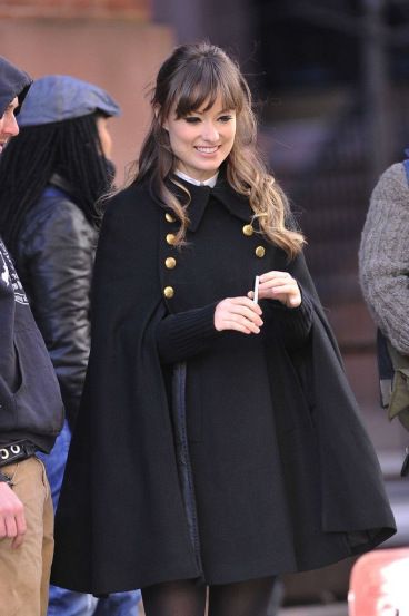 Sewing Images, Winter Mode Outfits, Diy Sy, Cape Fashion, Jason Bateman, Modern Clothing, Olivia Wilde, Cape Coat, Mode Inspo