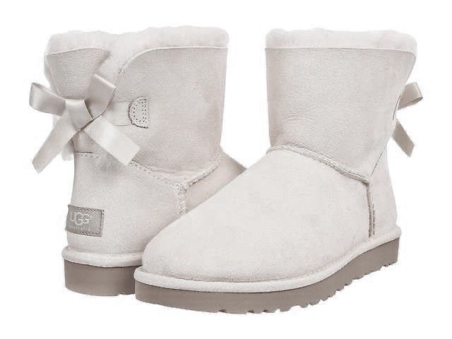 Cute White Winter Boots, White Uggs Boots, White Uggs, White Ugg, Shoes Png, Uggs With Bows, Png Clothes, Feminine Shoes, Dr Shoes