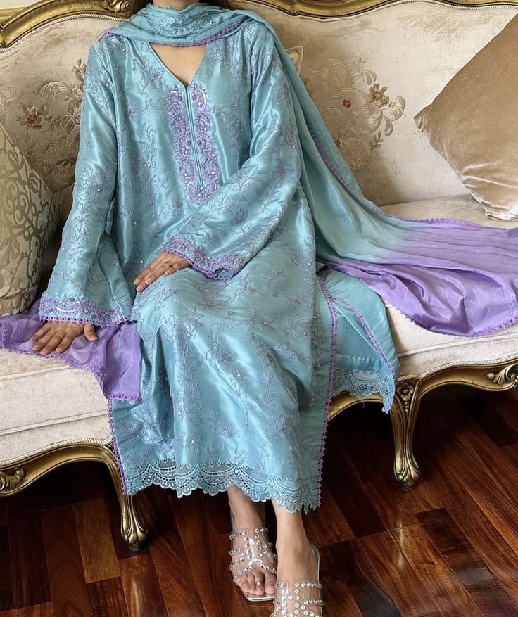 Desi Clothes Aesthetic, Muse Luxe, Pak Suits, Eid Aesthetic, Baat Pakki, Eid Photoshoot, Pakistani Kurti, Eid Photoshoot Ideas, Fits Casual