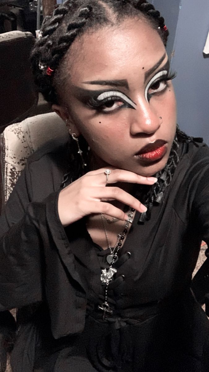 Gothic Drag Makeup, Black And White Goth Makeup, Easy Gothic Makeup, Corp Goth Makeup, Purple Goth Makeup, Hot Goth Makeup, Goth Makeup Aesthetic, Traditional Goth Makeup, Vampire Goth Makeup