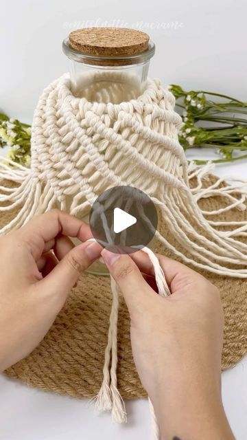 someone is making a vase out of jute and cotton yarn, with the video below it