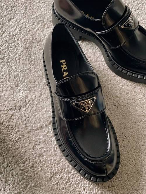 Excuse Me, Prada? on Twitter: "Prada loafers… " เสื้อผ้า Kylie Jenner, Best Sandals For Men, Prada Loafers, Dr Shoes, Chuck Bass, Shoe Inspo, Rory Gilmore, Blair Waldorf, Aesthetic Shoes