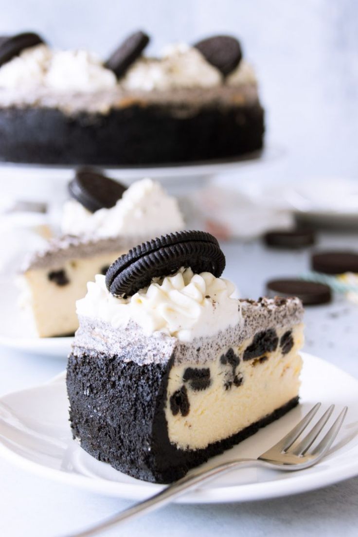 a slice of oreo cookie cheesecake on a plate