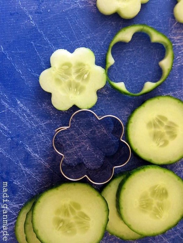 Cucumber Daisies for Garden Fresh Herbed Cucumber Bites Cucumber Flowers, Cucumber Flower, Decorações Com Comidas, Shower Food, בר מצווה, Snacks Für Party, Mad Hatter Tea, High Tea, Creative Food