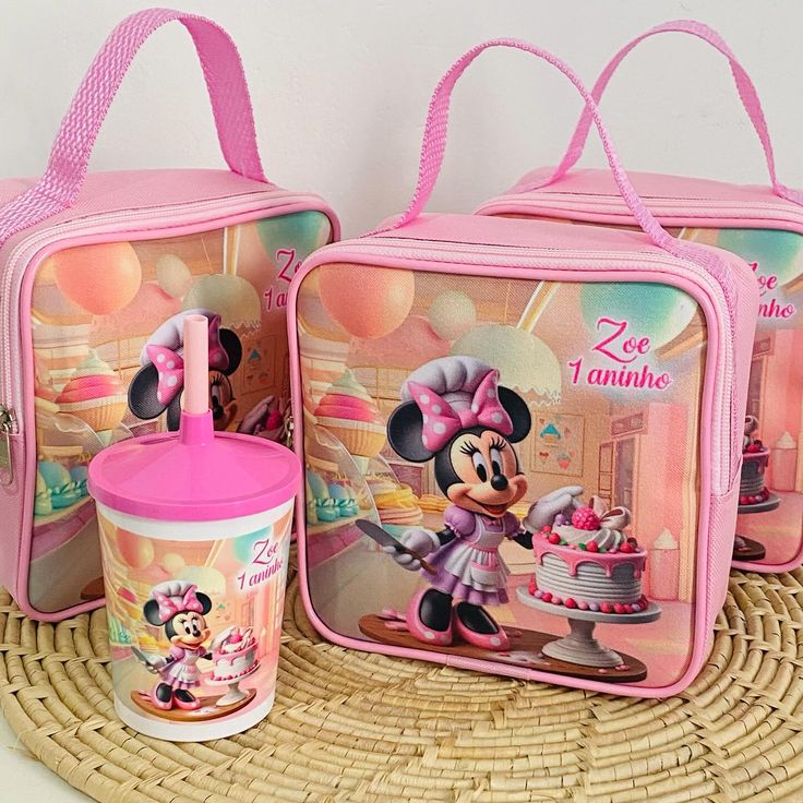 🍰✨ **Bolsa Personalizada Minnie Confeitaria!** ✨🍰 Que tal levar um pedacinho da magia da Disney para o seu evento! Nossa nova bolsa personalizada Minnie Confeitaria é o acessório perfeito para as fãs da Minnie que amam um toque de doçura! Com detalhes adoráveis e um design exclusivo, essa bolsa é prática, charmosa e irresistível! 👜 **Por que você vai amar:** - Design único e personalizado - Perfeita para todas as ocasiões - Ideal para mostrar seu amor pela Minnie e pela confeitaria! Garant... Disney, Design