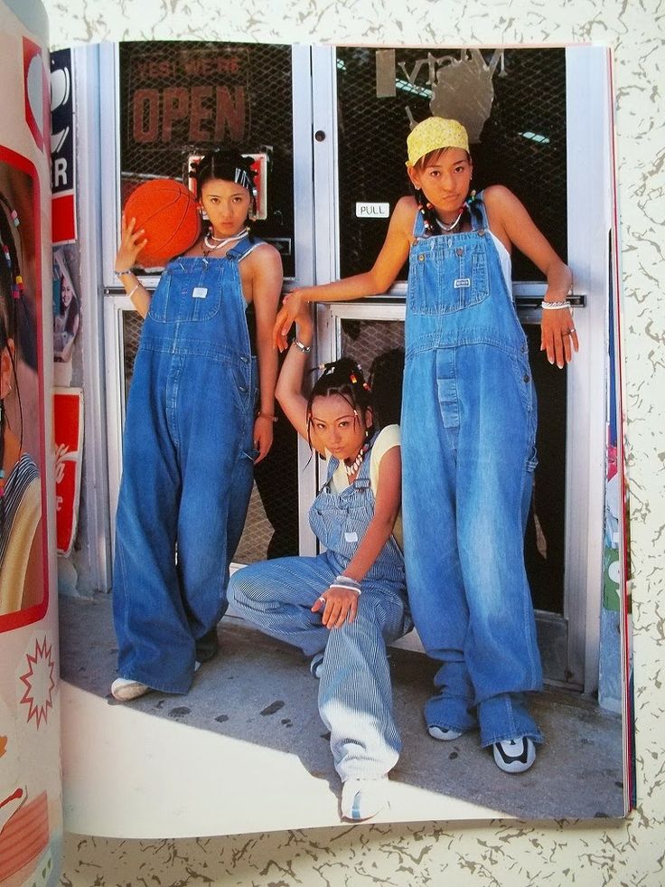 3 Japanese Girls in Overalls Oversized Denim Overalls, Oversized Overalls Outfit 90s, Overalls Outfit Y2k, Oversized Overalls Outfit, Fall Old Money Outfits, Overalls Outfit 90s, Throwback Outfits 90s, Baggy Overalls Outfit, 90s Overalls Outfit