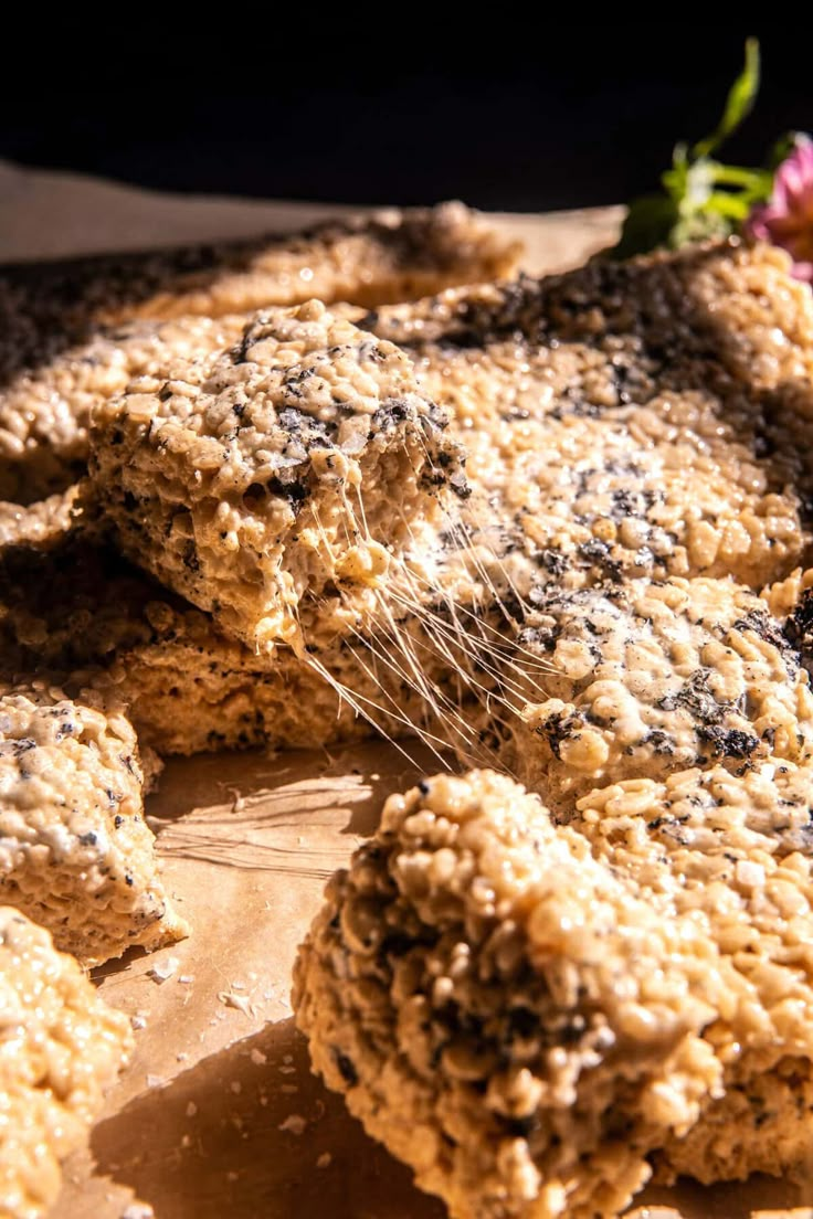 there are some cookies that have been cut in half and placed on top of each other