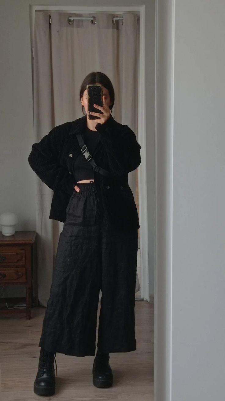 Black Carignan Outfit, Oversize Work Outfit, All Black Outfit Cute, Baggy Oversized Outfit, Oversized Black Cardigan Outfit, Black Pants And Boots Outfit, Pantaloon Outfit, Oversized Black Outfit, Cozy Alt Outfit