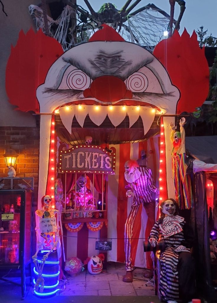 Halloween Carnival Decorations DIY Ideas Clown Halloween Front Yard, Clown Diy Decorations, Halloween Haunted Carnival, Halloween Decorations Circus, Haunted House Carnival, Carnival Themed Halloween Party, Diy Circus Halloween Decorations, Evil Carnival Decorations, Creepy Carnival Party