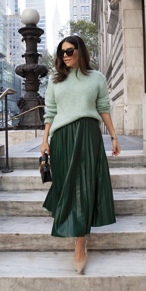 Midi Rok Outfit, Anna Palmer, Green Skirt Outfits, Sleek Office, Green Pleated Skirt, Smart Wear, Rok Outfit, Sweaters Winter, Pleated Skirt Outfit