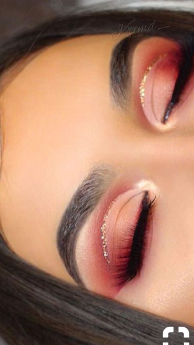 Maquillaje Cut Crease, Red Eyeshadow Makeup, Red Eyeshadow Look, Quinceanera Makeup, Birthday Makeup Looks, Mascara Hacks, Cut Crease Eyeshadow, Red Eye Makeup, Makeup 2018