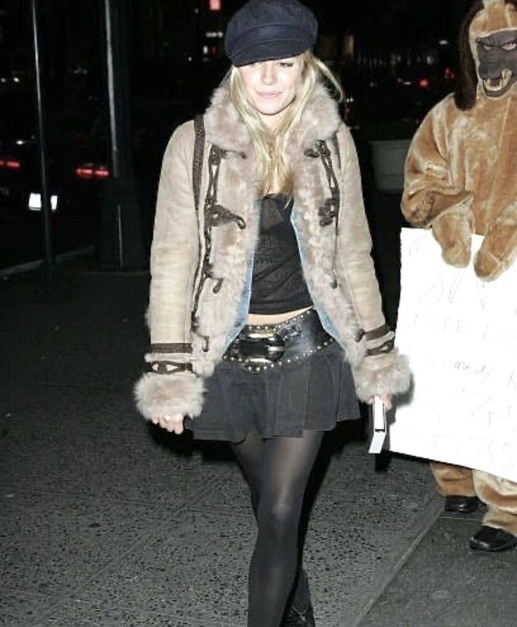 2000s Winter Fashion, 2000s Fashion Fall, Outfits 2000s, Walking Down The Street, Early 2000s Fashion, 2000s Outfits, Sienna Miller, 2000s Fashion Outfits, Mode Inspo