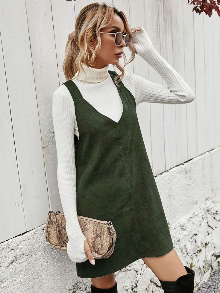 Dress With Shirt Underneath, Corduroy Pinafore Dress, Corduroy Overall Dress, Fall Trends Outfits, Elegante Casual, Style Preppy, Corduroy Dress, Pinafore Dress, Back To School Outfits