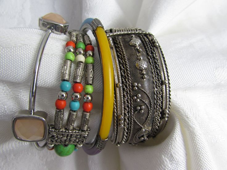 Four random bracelets, they are all in the boho style. Comfortable Blouses, Bracelets Boho, Chakra Beads, 2000 Fashion, Holiday Pins, Cat Brooch, Bead Leather, Boho Stil, Leather Silver