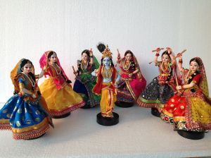 Bommala Koluvu, Golu Dolls, Pooja Decor, Paper Mache Dolls, Janmashtami Decoration, Pooja Room Door, Dancing Dolls, Indian Classical Dance, Indian Dolls