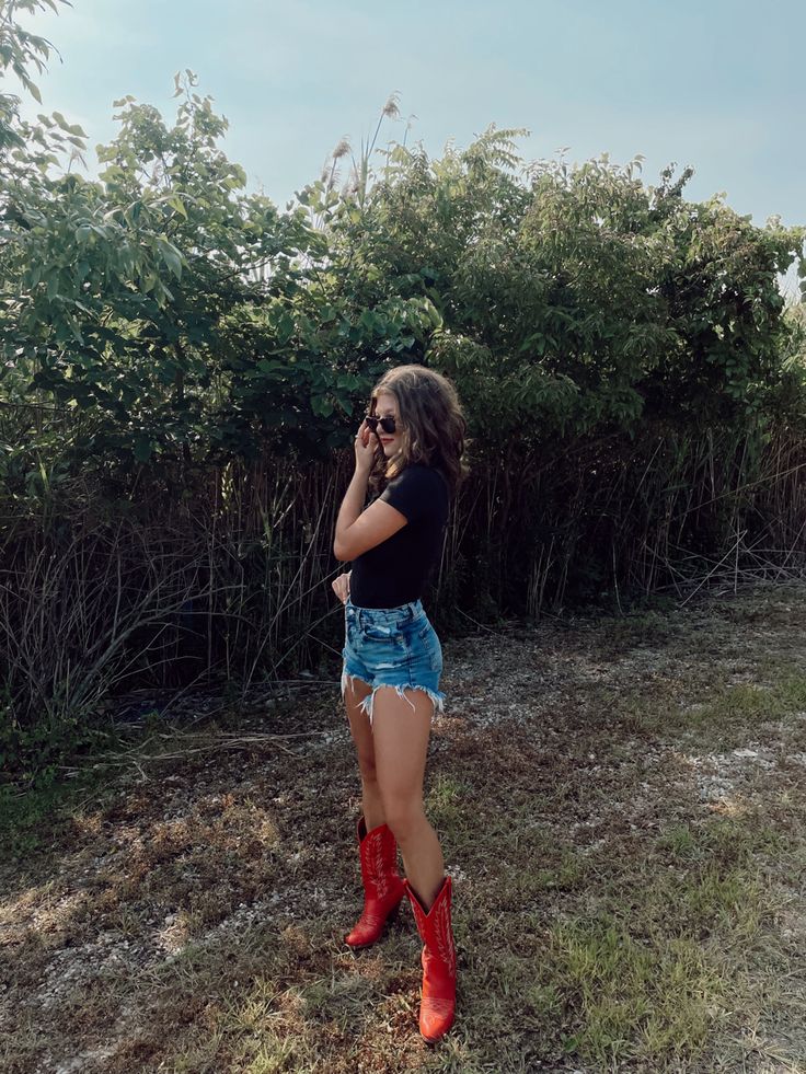 Red Boots Concert Outfit, Styling Red Cowgirl Boots, Red Cowgirl Boots Outfit Summer, Tall Red Cowboy Boots Outfit, Style Red Cowboy Boots, Styling Red Cowboy Boots, How To Style Red Cowboy Boots, Outfits With Red Cowgirl Boots, Red Rodeo Outfit