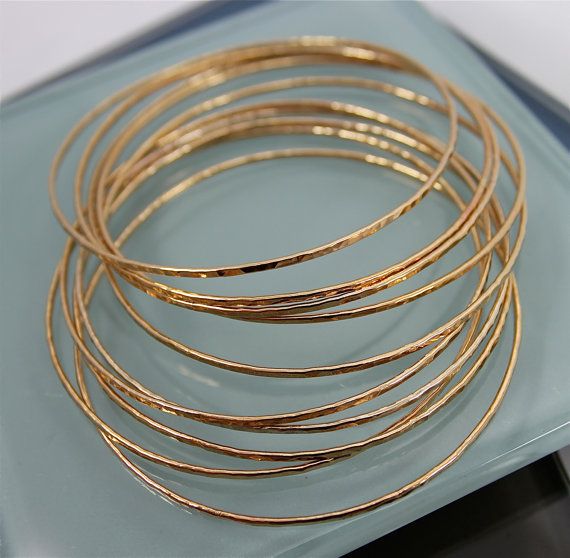 Simple Gold Bangle, Plain Gold Bangles, Gold Bangles Indian, Unique Bangle, Neck Pieces Jewelry, Hammered Bangles, Gold Bangle Set, Gold Earrings Wedding, Simple Bangle