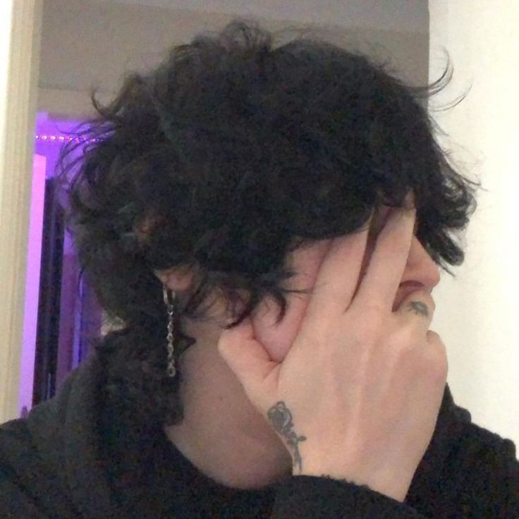 Guys Black Hair, Boy Fluffy Hair, Aesthetic Black Hair, Messy Hair Boy, Cute Emo Guys, Black Hair Boy, Black Hair Aesthetic, Boys With Curly Hair, Alien Stage