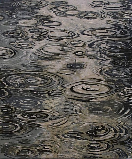 raindrops are reflected in the water on a rainy day