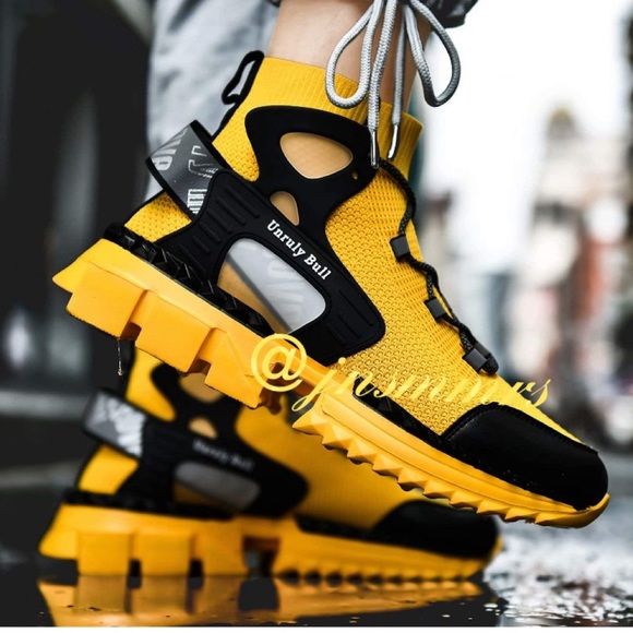 90s Fashion Black, Urban Sneakers, Futuristic Shoes, Tech Wear, Footwear Fashion, High Leather Boots, Sneakers Running, Socks Sneakers, Yellow Shoes