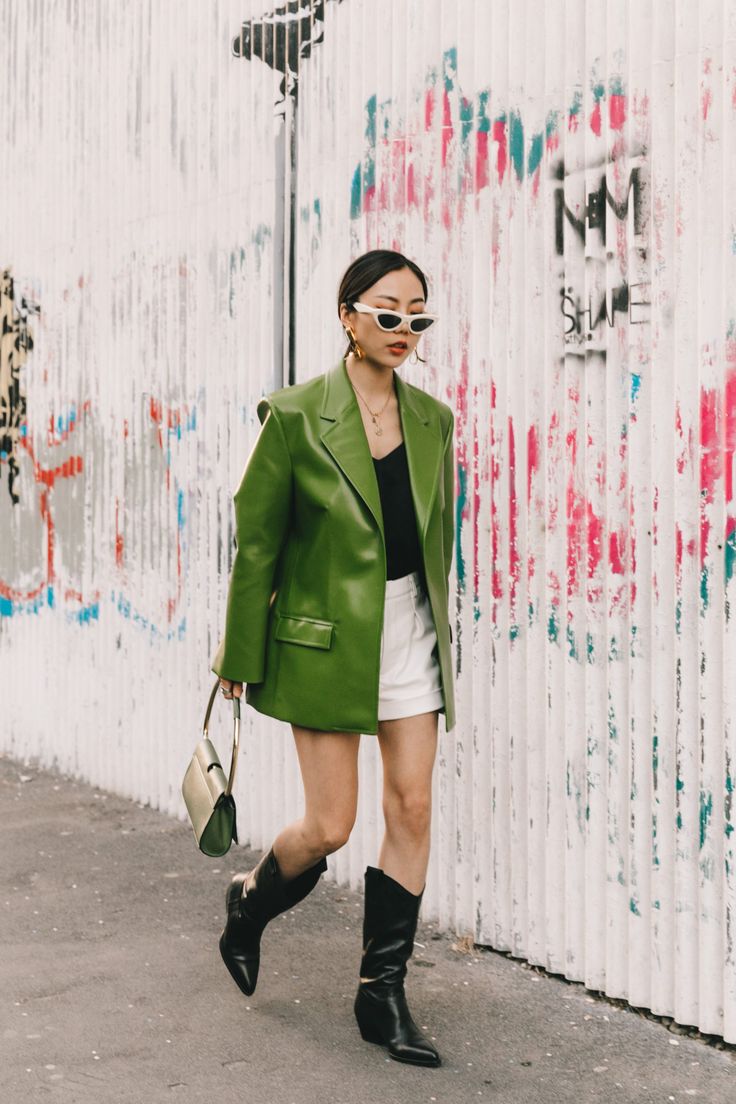 Ultimate Capsule Wardrobe, Walking Down The Street, Fashion Hacks Clothes, Clothing Hacks, Mode Inspiration, Winter Fashion Outfits, Green Jacket, Green Leather, Outfits Casuales