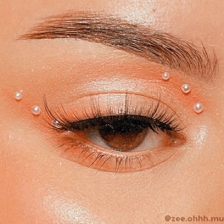 Simple Make Up With Rhinestones, Simple Makeup Looks Glitter, Simple Makeup Looks With Pearls, Pearl Rhinestone Makeup, Gem Makeup Looks Simple, Simple Pearl Makeup Looks, Pearls Eye Makeup, Pearl Face Makeup, Bad Bunny Makeup Look