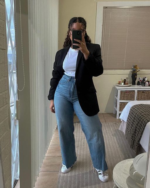 Trousers With Slits Outfit, Button Up Shirt With Sneakers Women, Casual Outfits 60 Degrees, Black Women Casual Outfits Street Style, Casual Outfits Black Women Winter, Smart Casual Outfit Black Women, Curvy Jeans Outfit Casual, Fall Outfit Inspo 2023 Midsize, Summer Office Outfits Midsize