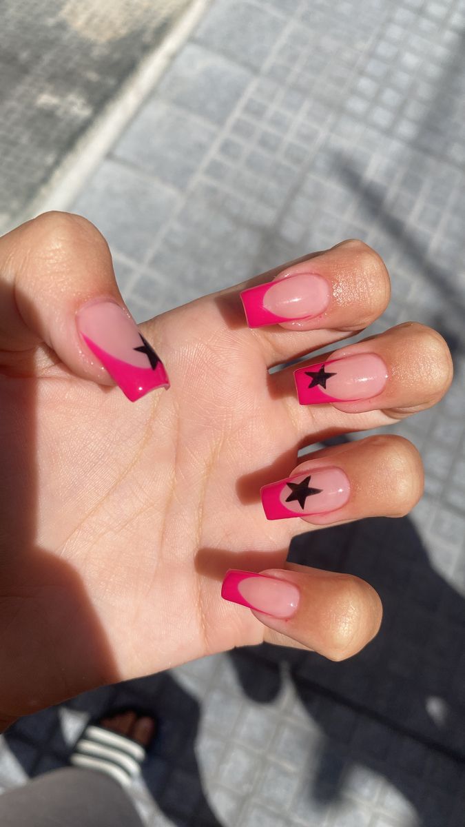 Short Y2k Acrylic Nails, Hot Pink With Stars Nails, Y2k Nails Hot Pink, Cute Nail Designs Y2k, Y2k Nail Inspo Black, Short Gel Nails Y2k, Birthday Nails Pink And Black, Y2k Nail Inspo Medium, Y2k Nail Art Short