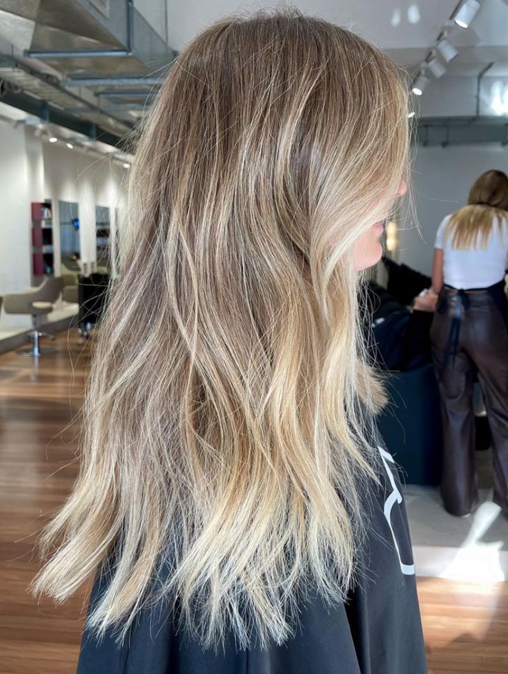 Brown Smudge Root With Blonde, Brown Hair Blonde Highlights Root Smudge, Lived In Blonde With Dimension, Blonde Hair With Dirty Blonde Roots, Root Drop Blonde, Soft Dimensional Blonde, Blended Roots Blonde Balayage, Balyage Long Hair Dirty Blond, Brown Roots Blonde Ends