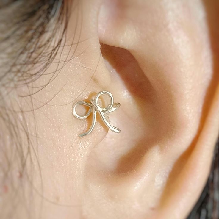 This is a single ear cuff. made by hand craft,Blending solid wire Then  soldering every part together after that I polished,plated with 14k gold. Every product  is all hand made jewelry.Some of our design may have one of a kind. But reasonable price. Size :  4*4 mm Material: Solid Sterling Silver 92.5 wire plated with 14 k gold in high quality. You can slice onto your ear and squeeze gently to your size,Simple clip earring around to your ear lobe with cute&Simple ear clip Tragus Ear Cuff, Ear Cuffs No Piercing, Ear Cuff Silver, Solid Wire, Piercing Fake, Tragus Jewelry, Wrap Earrings, Silver Ear Cuff, Hand Craft