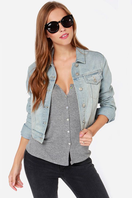 Mink Pink Washed Denim Jacketat Lulus.com! Clothes For Teens, Trendy Blazers, Tops Online Shopping, What Is Trending Now, Mom Jeans Shorts, Trendy Jackets, Denim Clothing, Lulu Fashion, Cute Blouses