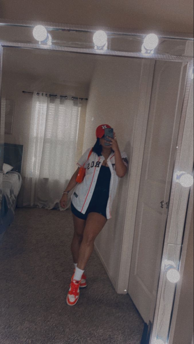 Baseball Baddie Outfit, Astro Game Outfit Women, Baseball Games Outfits Womens, Baseball Attire For Women, Outfits With Baseball Jerseys Women, Summer Outfits Baseball Game, Plus Size Baseball Jersey Outfit, Nationals Baseball Outfit, Comfy Baseball Game Outfit