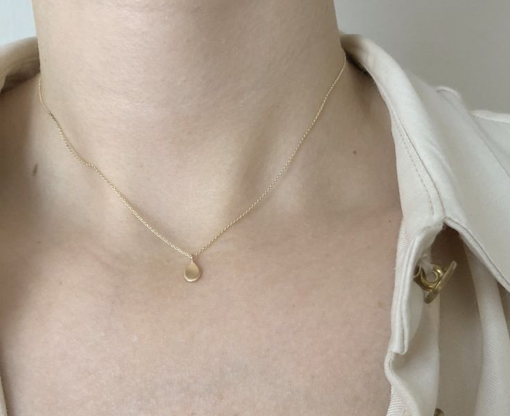 FREE SHIPPING, 14k yellow solid gold drop necklace. It can be produce 14k rose gold and white gold. DETAILS Chain is shown length approx. 40 cm (16 inch) and thickness is 1mm (0.04 inch). Pendant height is 0.6 cm (0.23 inch). Chain can be lengthened for choosing option. The chain has a spring ring clasp. You may order a shorter or longer chain by leaving a note during checkout. MATERIALS All our jewelry are made of 14 karats solid gold. We like to use yellow gold, white gold and rose gold to ple Necklace For Wedding, Gold Necklace Dainty, Gold Drop Necklace, Necklace Bridal, Drop Pendant Necklace, 14k Gold Necklace, Solid Gold Jewelry, Bar Earrings, 14k Gold Ring