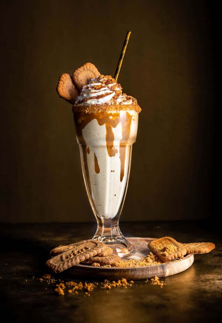 5 minute Biscoff milkshake Biscoff Frappe, Biscoff Milkshake, Cookie Milkshake, Homemade Milkshake, Creamy Vanilla Ice Cream, Best Milkshakes, Cinnamon Caramel, Biscoff Spread, Vanilla Milkshake