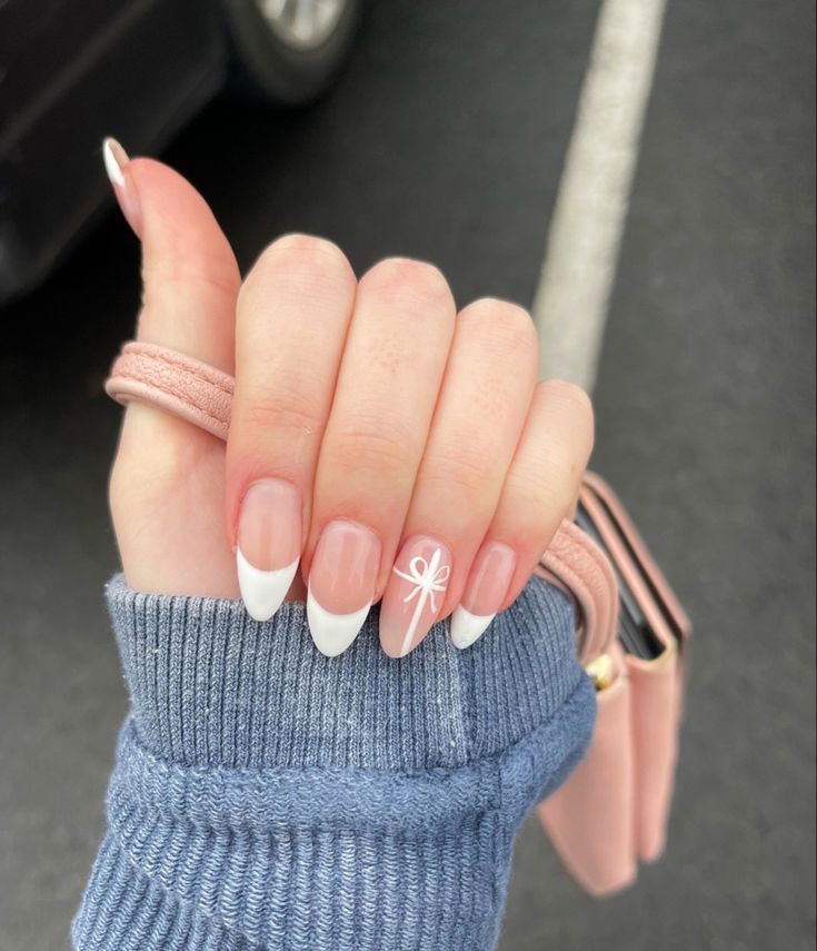 Basic Winter Nails Acrylic, Aesthetic Nails Acrylic Winter, Simple Nail Design Christmas, White French Tip Nails Almond Christmas, Cute Christmas Nails Almond Shape, Simple Christmas Naildesign, Christmas Nails Clean Girl, Discreet Christmas Nails, Simple Classy Nail Ideas