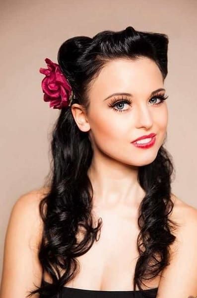 Pin Up Hairstyles, Moda Pin Up, Rockabilly Wedding, Rockabilly Hair, Vintage Wedding Hair, Pin Up Hair, Retro Hairstyles, Vestidos Vintage, Wedding Hair And Makeup