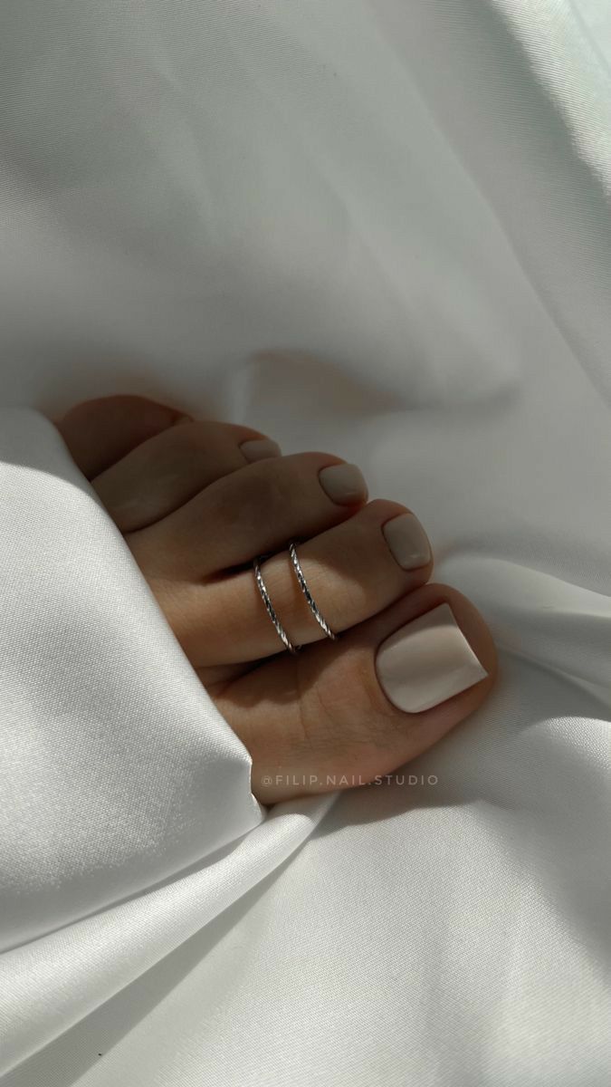 Aesthetic Pedicure Ideas, Pedicure Ideas Classy, Old Money Toenails, Toe Nail Gel Ideas, Pedicure Nails Ideas, Gel Pedicure Colors, Dark Toe Nail Colors, Toe Gel Nails, Toe Nails Inspiration