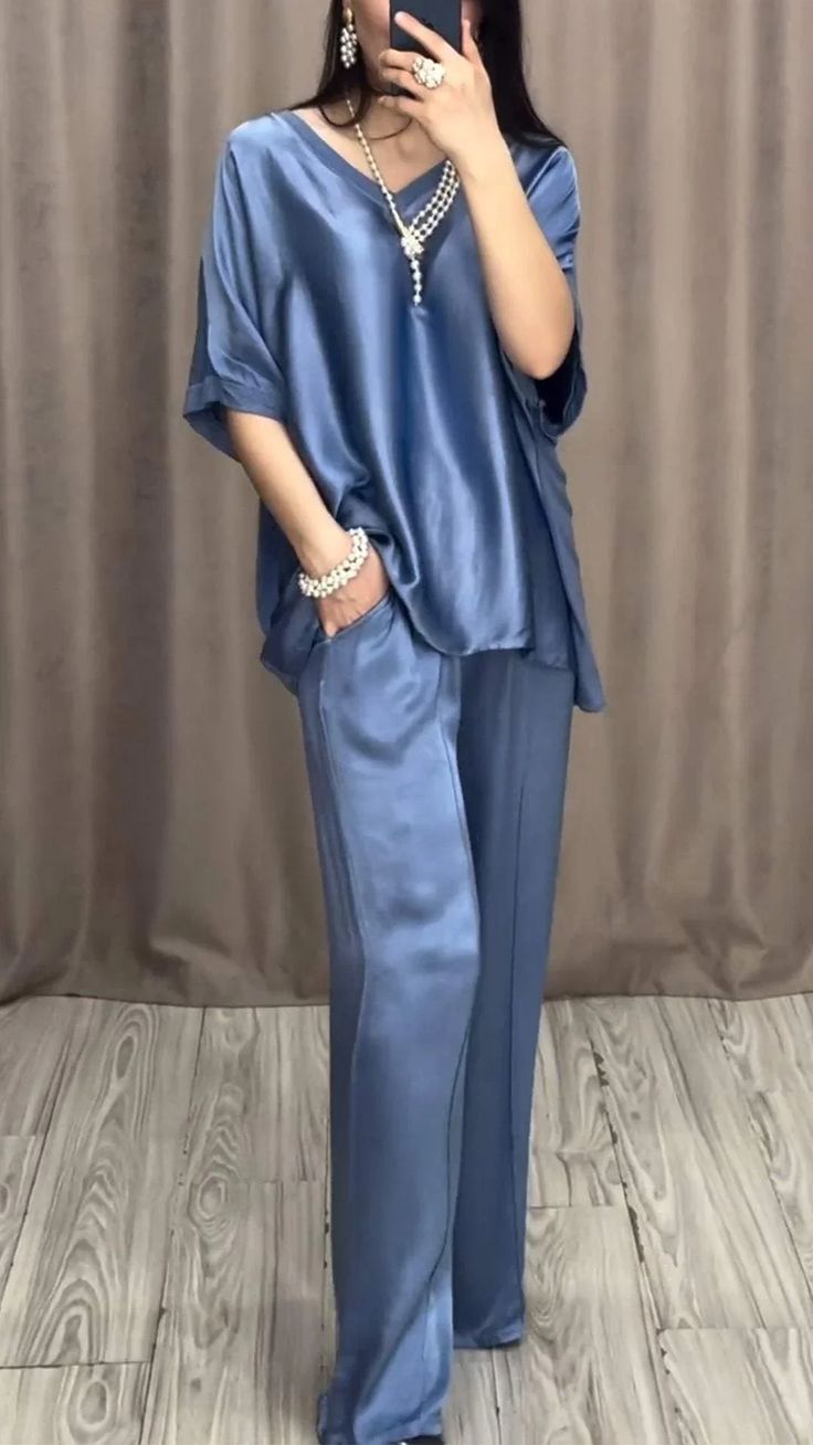 V-neck Short-sleeved Satin Two-piece Suit Chic Blue Short Sleeve Sets, Summer Silk Sets With Short Sleeves, Elegant Solid Color Short Sleeve Sets, Elegant Short Sleeve Sets, V-neck Workwear Sets For Summer, Casual Satin Sets, Chic Satin Summer Sets, Chic Summer Satin Sets, Elegant Satin V-neck Sets