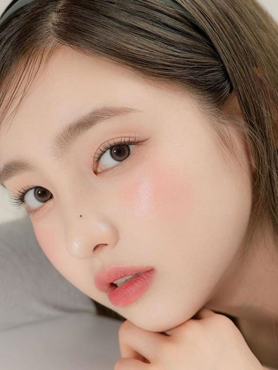 Light Make Up Korean, Korean Spring Makeup Looks, Coral Makeup Looks Natural, Light Spring Korean Makeup, Coral Makeup Looks Korean, Korean Spring Makeup, Sweet Makeup Look Natural, Spring Light Makeup, Make Up Korean Look Natural