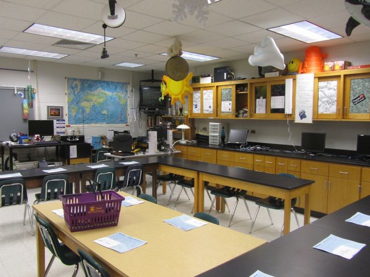 an empty classroom with desks and chairs