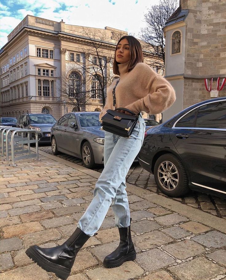 Zara Street Style🖤 on Instagram: “���📸: @soniaheartsfashion Zara boots🖤ref:6182/001/040 ✨✨✨ #zara #zaraeurope #zarastyle #zaralover #zaralovers #style #stylish #zarafashion…” Zara Boots Outfit, Zara Outfit 2020, Zara Outfit Ideas, Zara 2020, Zara Street Style, Zara Europe, Summer Outfits Minimalist, Look Zara, Outfits Minimalist