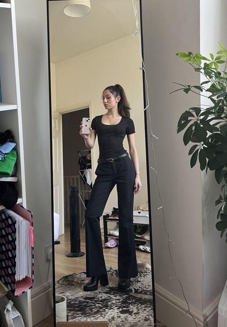 Casual Hostess Outfit, Black Hostess Outfit, Aesthetic Interview Outfit, Server Interview Outfit, First Day Of Uni Outfit, Cute Waitress Outfit, Server Outfit Restaurant, All Black Work Outfits, Server Outfits