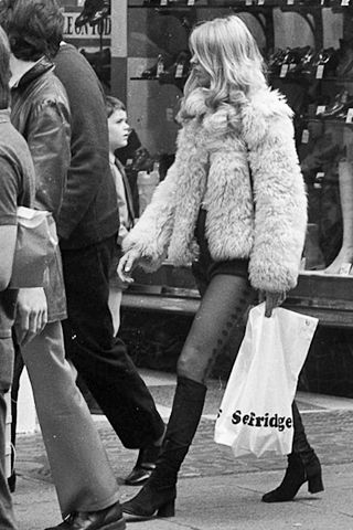 Shaggy Fur Coat, 70s Mode, White Fur Coat, Mode Hippie, Look Retro, I'm With The Band, Retro Mode, 90s Streetwear, Looks Street Style